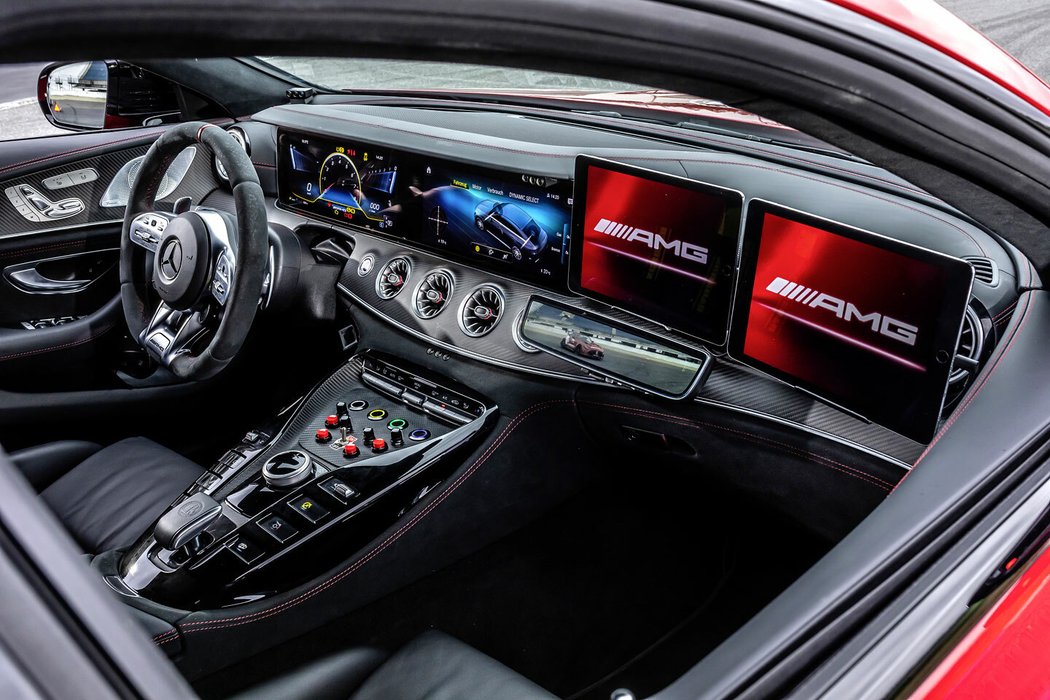 Interiéru safety caru zachycuje řadu vybavení včetně obrazovek