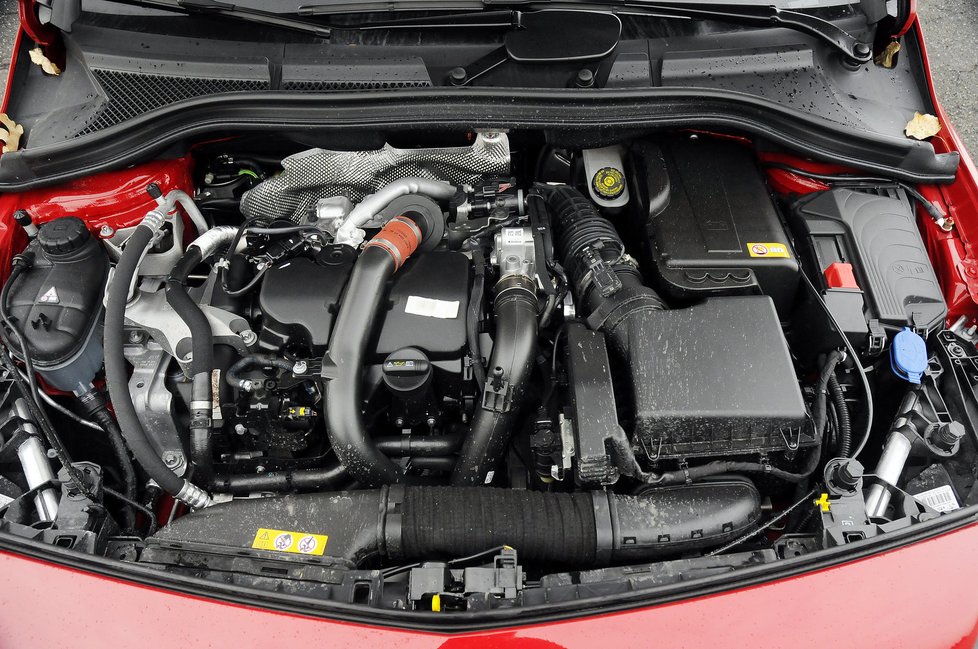 Čtyřválcový turbodiesel s výkonem 66 kW má původ u francouzských konstruktérů. Dobrou práci odvádí i pod kapotou Mercedesu, který zase vyrobil přesnou šestistupňovou manuální převodovku.
