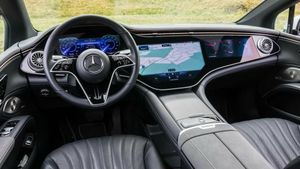 Video: Mercedes EQS s přístrojovkou za 233.000 Kč. Displej, kam se podíváš!