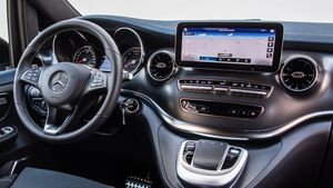Video: Dodávka Mercedes EQV má multimédia na úrovni osobáku i chytré zrcátko