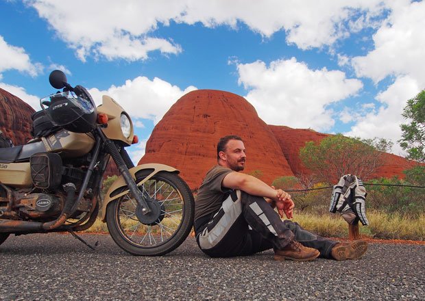 Na staré motorce projel Austrálii: Jawu nezastavil ani alkohol v nádrži