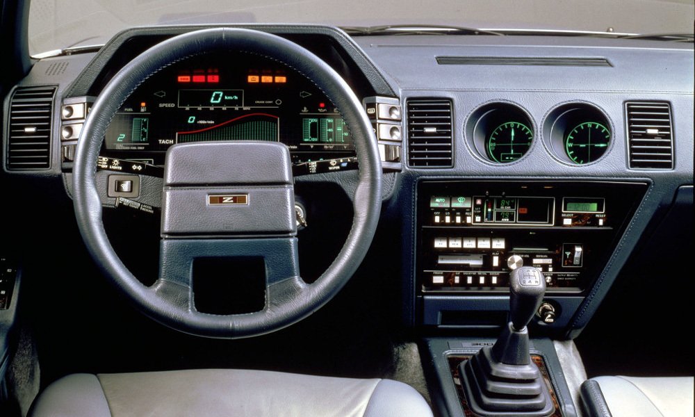 Před dvouramenným volantem a na středovém panelu měl Nissan 300ZX řadu digitálních ukazatelů a ovladačů.