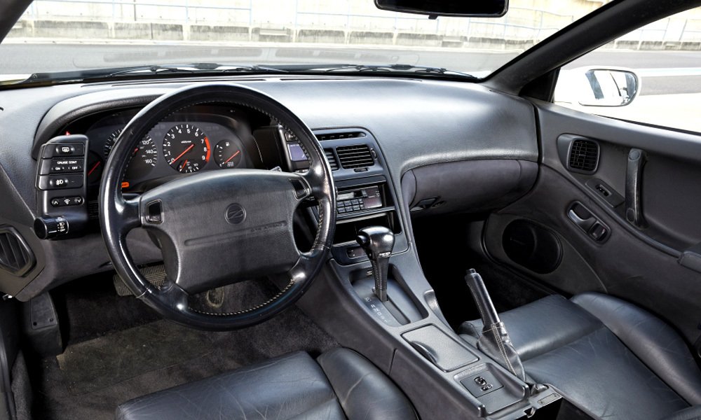 V luxusním interiéru Nissanu 300ZX Z32 nechyběla kožená sedadla a čtveřice ručkových přístrojů před volantem.