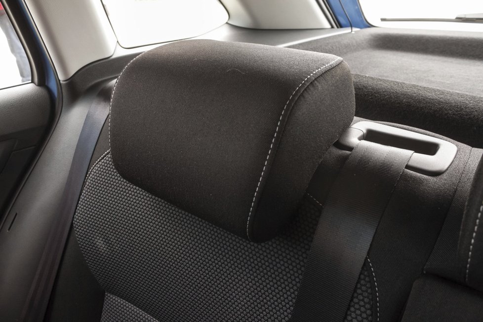 Uchycení prostředního pásu v opěradle zadního sedadla je lepší řešení než u Nissanu.
