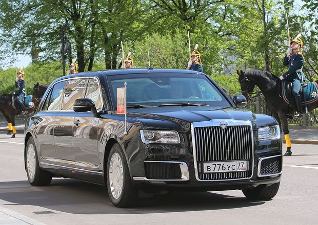Putin se pochlubil novou osmiválcovou limuzínou Aurus Senat. Emirátský princ z ní byl nadšen