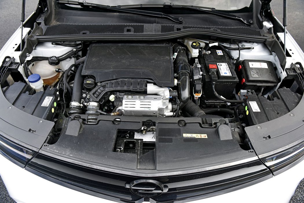 Opel spoléhá na přeplňovanou tříválcovou dvanáctistovku PureTech od Peugeotu, která se zatím obejde bez elektrifi kace. S výkonem 96 kW poskytuje autu dostatek síly a v lehkém opelu zároveň dokáže být velmi úsporná.