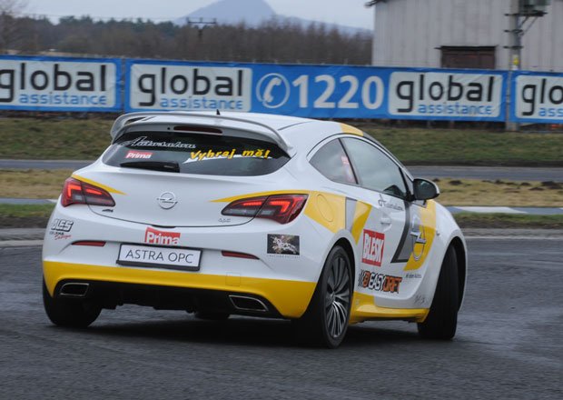 Soutěž v driftování, 14. kolo: Vítěz získá Opel Astra OPC