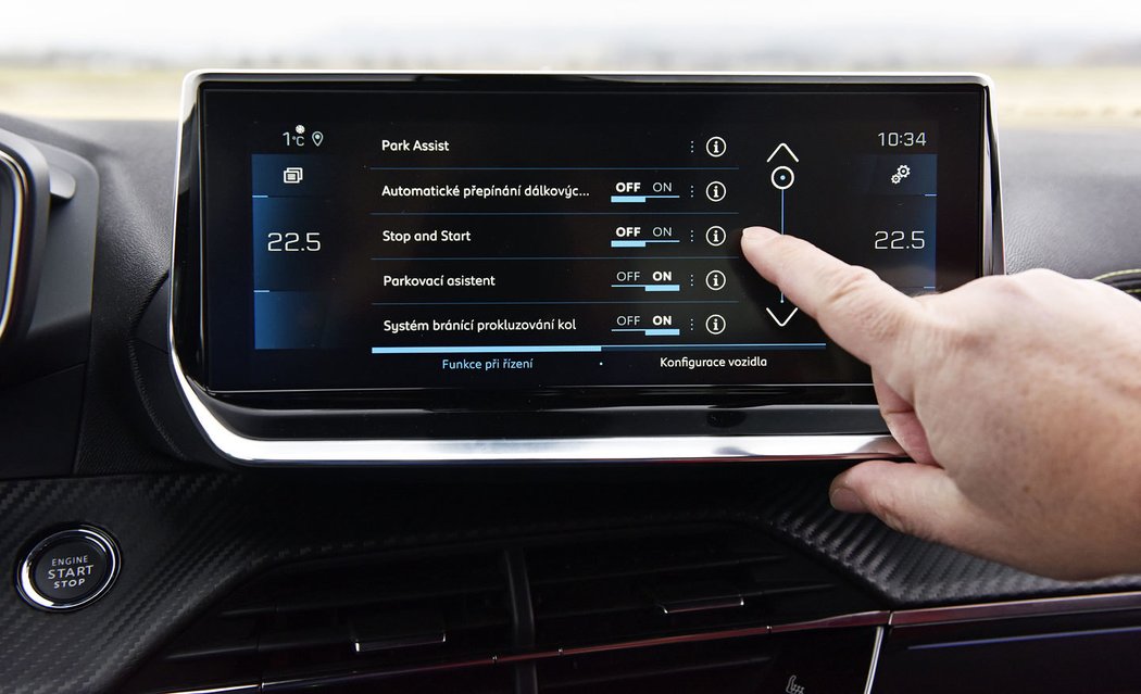 Digitální Peugeot 2008 sází na moderní technologie. Většinu jízdních funkcí musíte hledat v multimediálním systému prostřednictvím dotykové obrazovky a často v ní dlouze listovat.