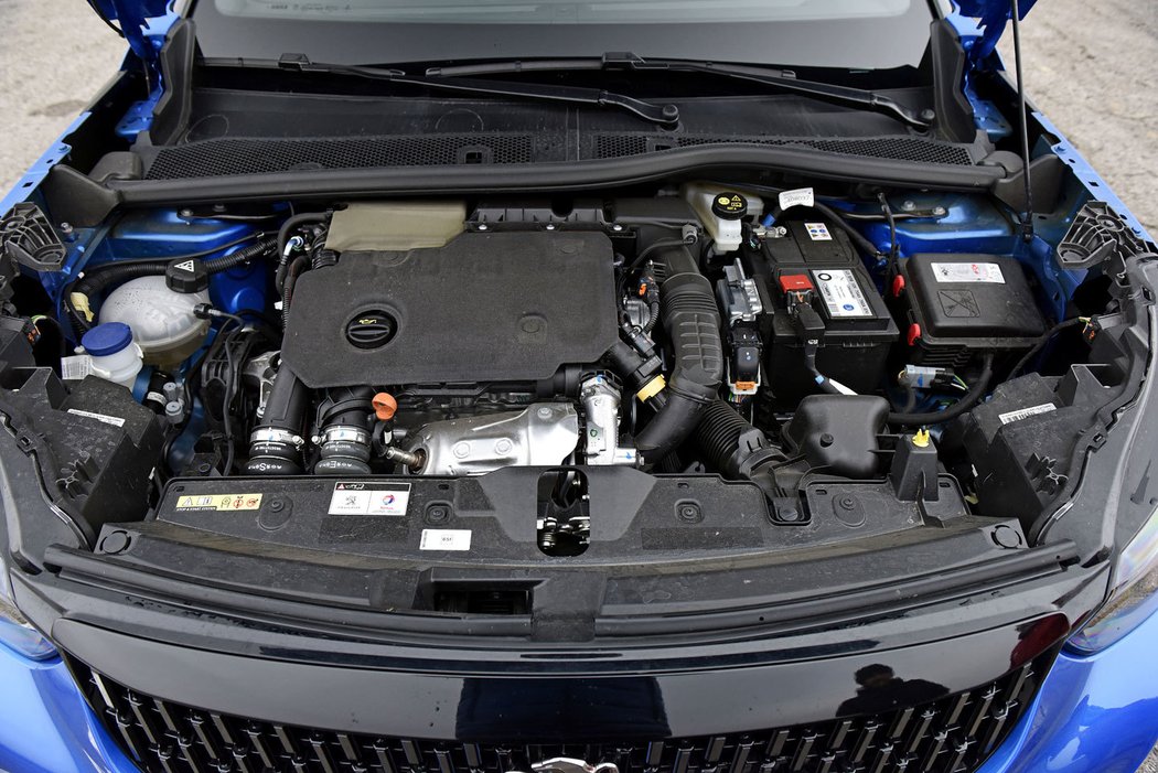 Peugeot diesel vyladil na 96 kW a lépe ho utlumil. Delší osmička snižuje otáčky při vyšších rychlostech, takže je 2008 úspornější než opel. Pro možnost manuálního řazení má pod volantem pádla a lze u něj volit jeden ze tří jízdních módů: Eco, Normal, Sport.