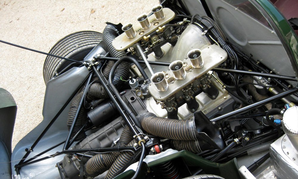 Porsche 906 poháněl vzduchem chlazený plochý dvoulitrový šestiválec s rozvodem OHC.