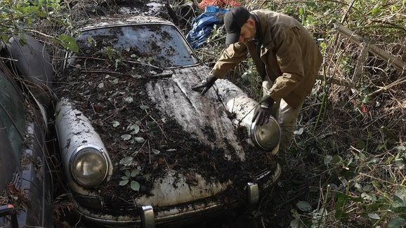 Vzácné Porsche strávilo víc než 15 let na dvoře. Zachránci ho museli vysekat z křoví