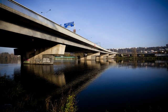 Most Barikádníků na fotografii z roku 2010.
