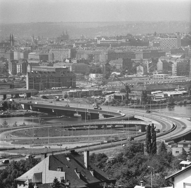 Most Barikádníků na fotografii z roku 1983.