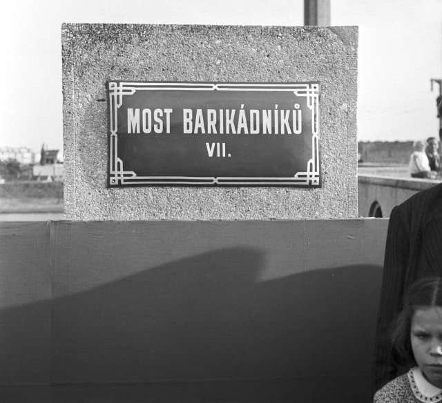 Slavnostní přejmenování na most Barikádníků roku 1947.
