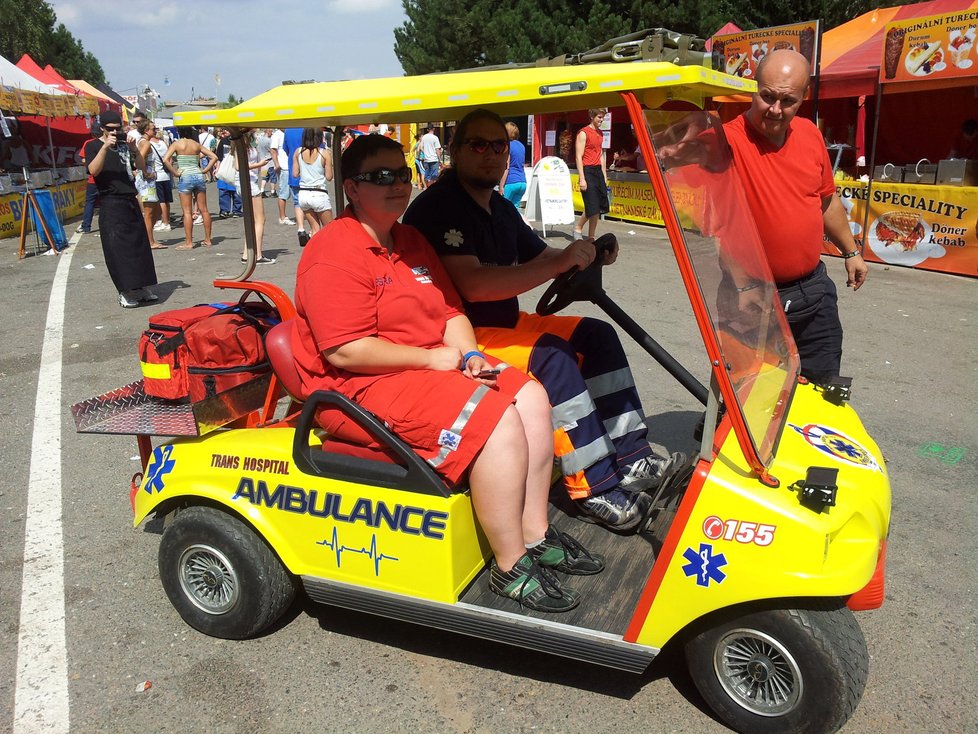 Elektrický golfový vozík využívají záchranáři na akcích konaných na rozlehlých plochách, letištích a podobně. Vzadu dokonce uveze pacienta ležícího na nosítkách.