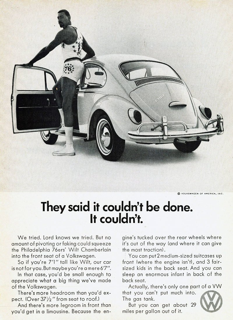 Když Volkswagen v 60. letech usiloval o úspěch v USA, poukazoval na malé rozměry evropských aut. A překvapivě to zabralo i v zemi amerických korábů díky povedené kampani s Wiltem Chamberlainem.