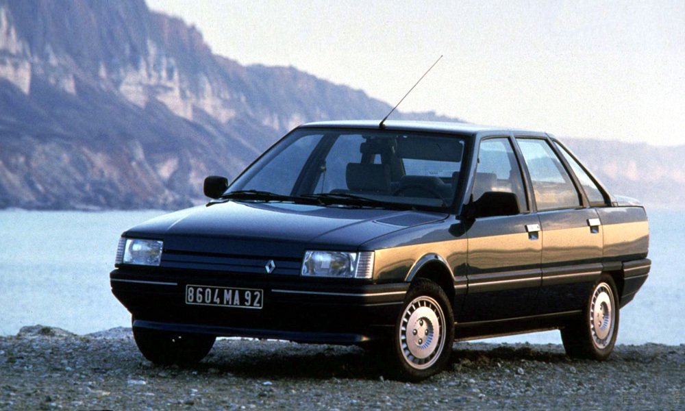 Sedan Renault 21 se poprvé představil veřejnosti 20. listopadu 1985 a jeho výroba byla oficiálně zahájena v únoru 1986.