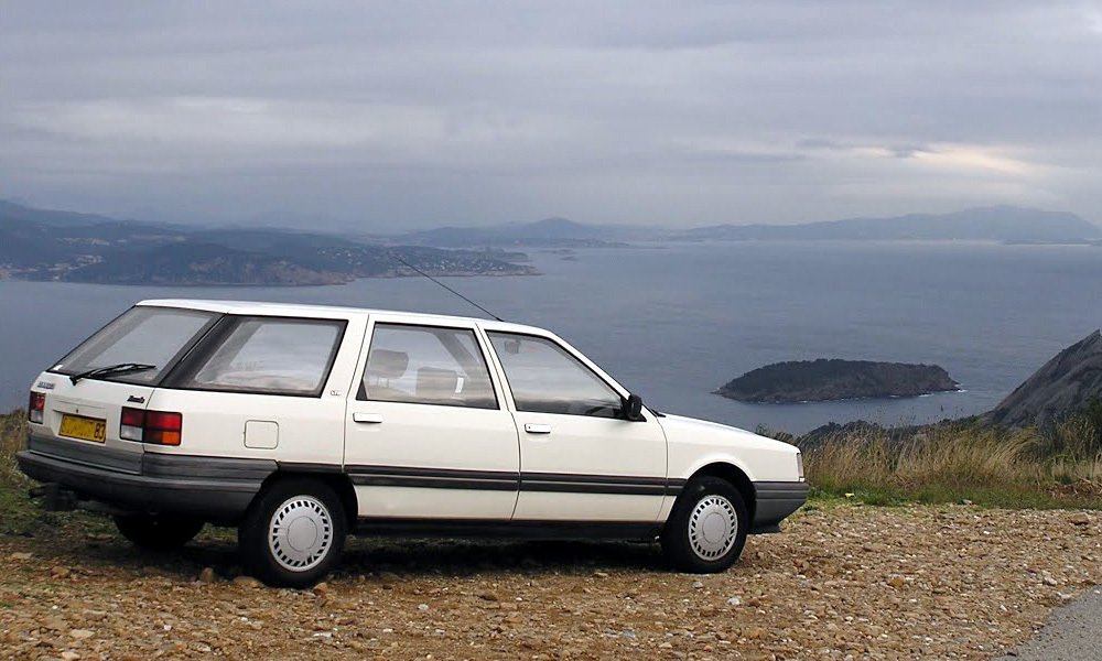 Od června 1986 do prosince 1995 vyráběl Renault pětidveřovou sedmimístnou verzi kombi nazvanou Nevada