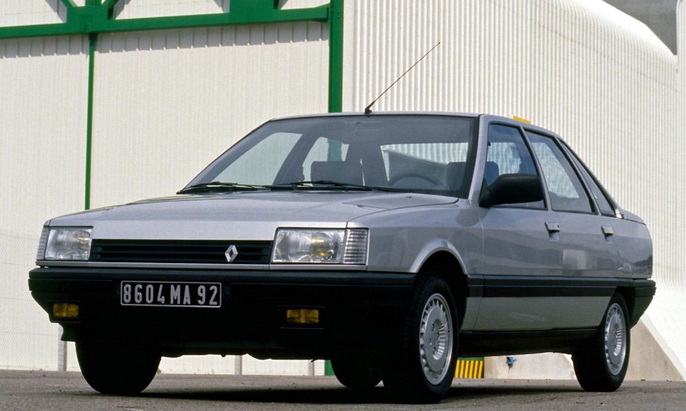 V jednoduché přídi měl Renault 21 obdélníkové světlomety integrované se směrovými světly.