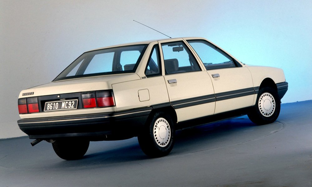 Renaulty 21 se vznětovými turbomotory neměly vzadu spoiler.