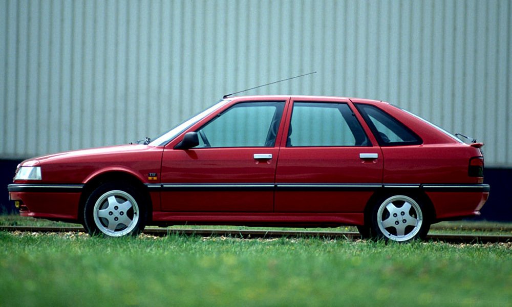 R21 liftback se podobal modernizovanému sedanu, měl ale splývavou záď s nahoru otevíraným zadním víkem.