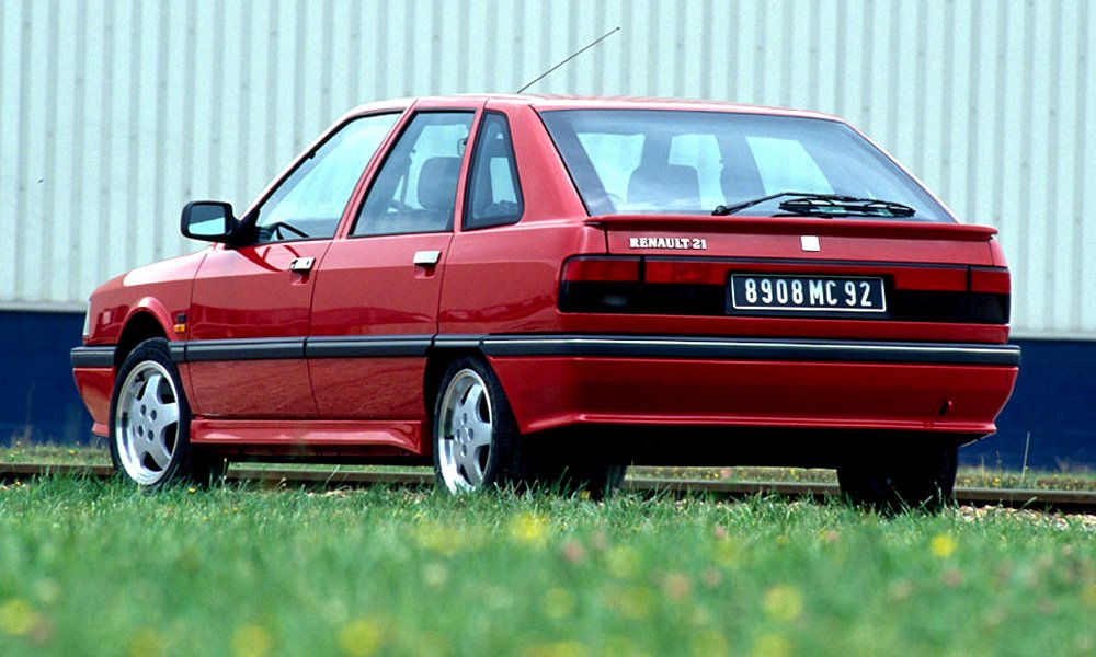 Renault 21 Liftback (někde byl nazýván Hatchback) měl nahoru vyklápěné zadní víko a malý spoiler.