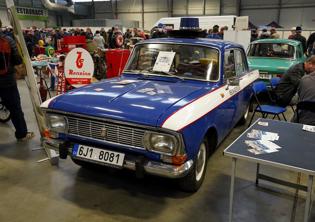 Moskvič 408 patříval mezi nejluxusnější importované sedany v Československu. Tahle barevná kombinace Veřejné bezpečnosti však mezi motoristy příliš oblíbena nebyla. Zajímavé je, že se modrobílé vozy VB neobjevují ani v dobových fi lmech – jsou totiž černobílé…