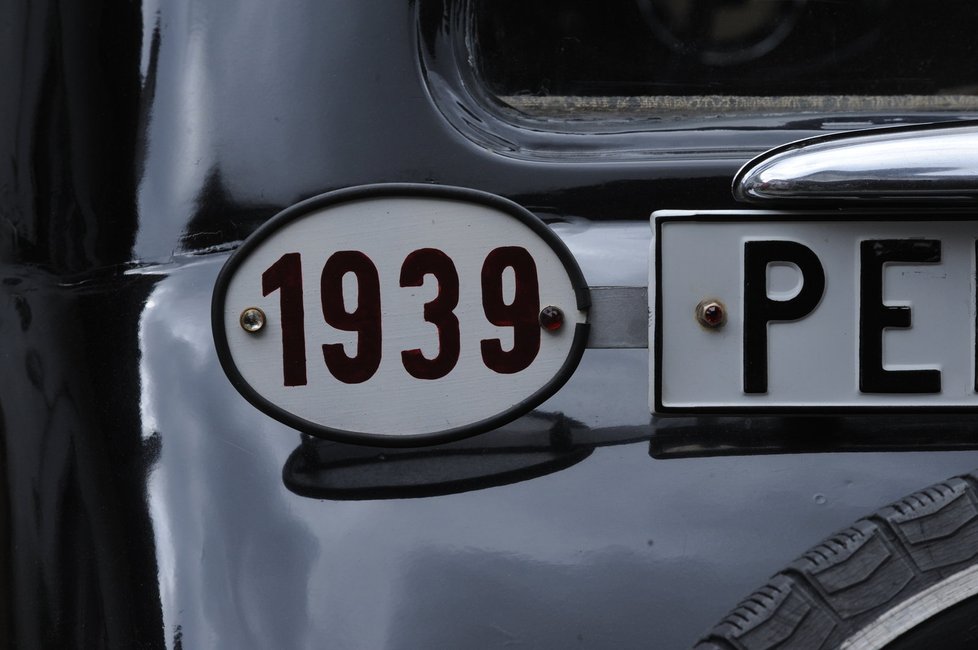 Rok výroby vozu hrdě hlásí plechová tabulka vedle registrační značky
