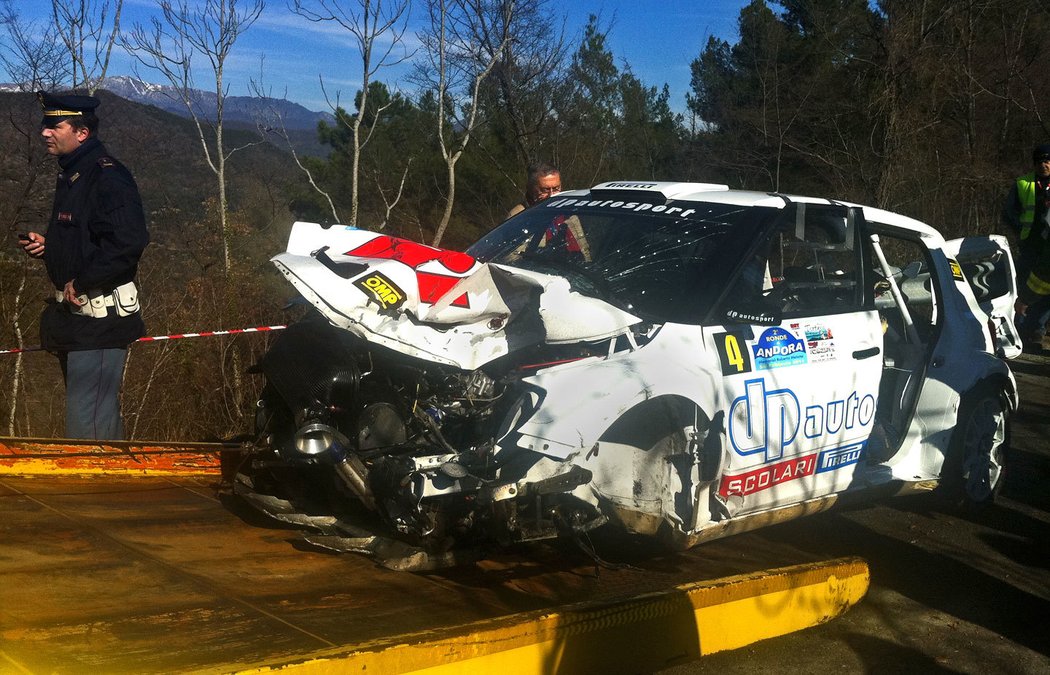 Památná fotografi e vraku jeho vozu po osudné havárii na rallye v únoru 2011