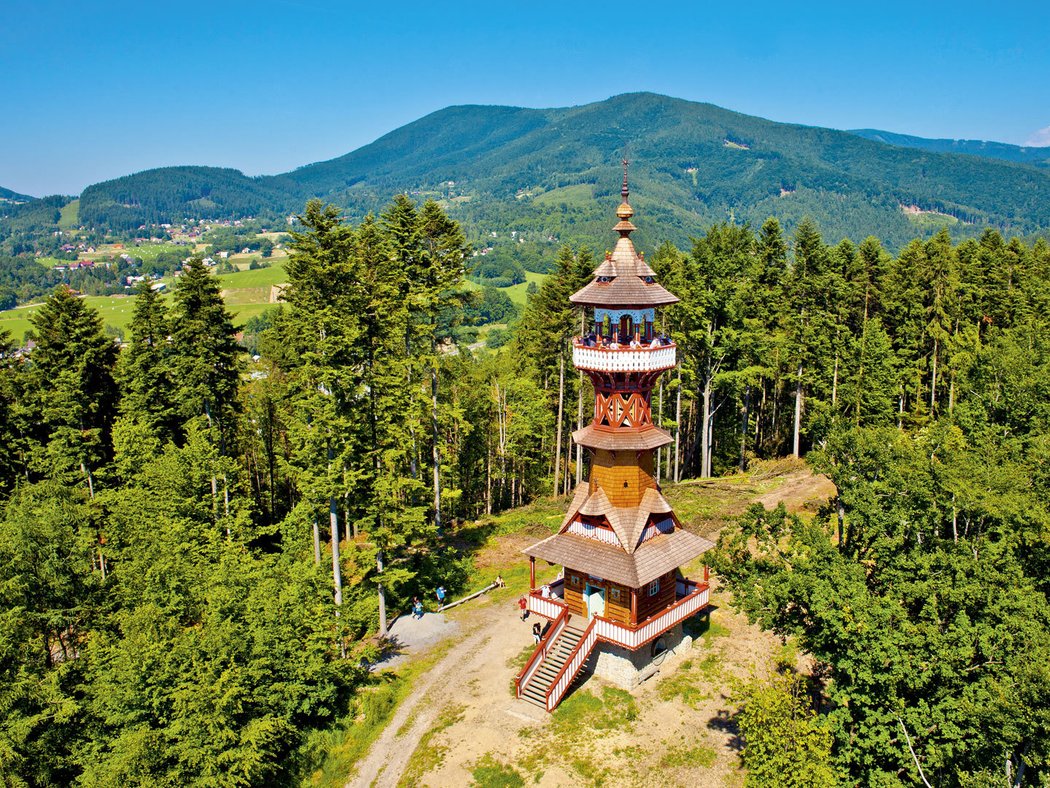 Jurkovičova rozhledna na Karlově kopci vznikla v letech 2010–2011. Na prvky lidové architektury, tak typické pro Jurkoviče, se vybíralo sto let staré dřevo a kovové detaily z mědi jsou ručně tepané.