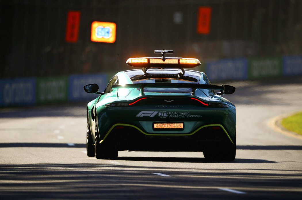 Takhle vidí trať jezdci safety car značky Aston Martin