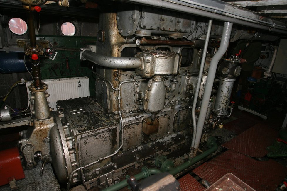 Motor je ještě o čtyři roky starší než loď. Všiměte si kompresoru, který vhání vzduch do válců. U dvoutaktních dieselů jde o nutnost.