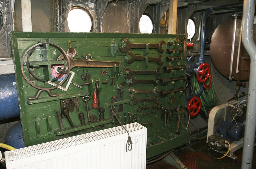 Pořádek musí být! A pro údržbu se využívají výhradně původní nástroje. Na palubě pro ně mají tyto dřevěné držáky.