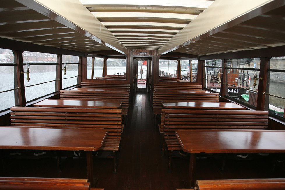Interiér ve dřevěném provedení s masaznými detaily pojme až 112 osob. V minulosti však byla loď homologována až pro 350 cestujících.