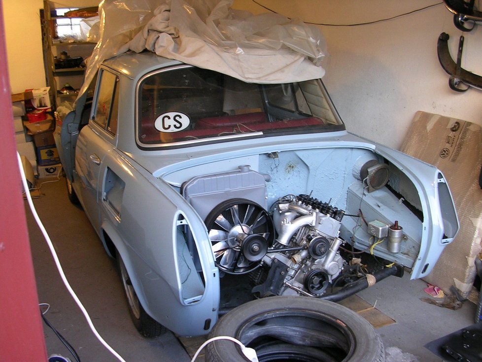Renovace motoru měla estetické důvody, technika prý byla ve výborné formě. Mimochodem trvalo rok a půl, než se renovátorům podařilo nasadit zpět zadní okno.