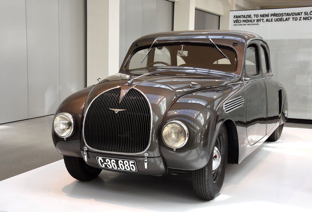 Škoda 935 Dynamic z roku 1935 stála na centrální rouře, která současně plnila funkci palivové nádrže. Převodovka je vybavena předvolbou. Jediný vyrobený exemplář se kupodivu dochoval na Slovensku, byť byl přetřen štětcem. Podobnost s Tatrou 77 ze stejné doby je určitě „čistě náhodná“.