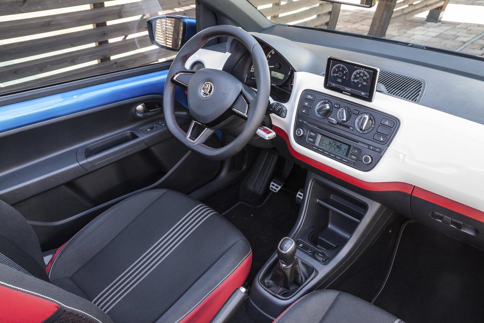 Skvělý volant známe z výkonných vozů Škoda. Interiér se až na barevné ztvárnění neliší od běžného Citigo Sport.