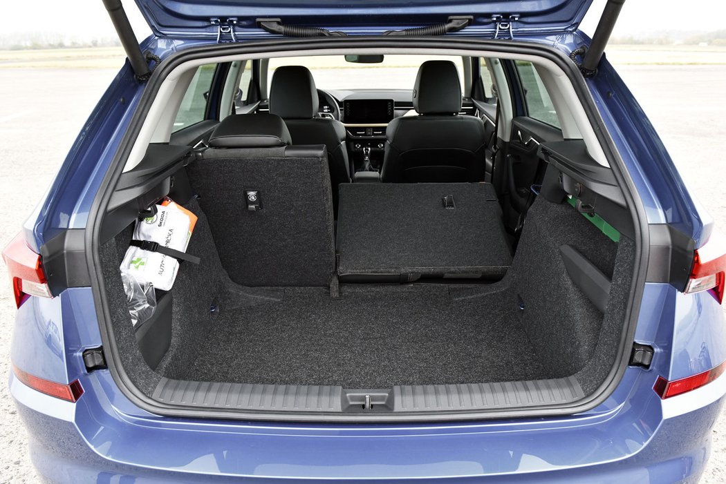 Kamiq je typickým příkladem módního crossoveru, nebo-li SUV. Tváří se jako velké auto, ale zavazadlový prostor je krátký a nízký. Základní potřeby pokryje, ale neohromí.