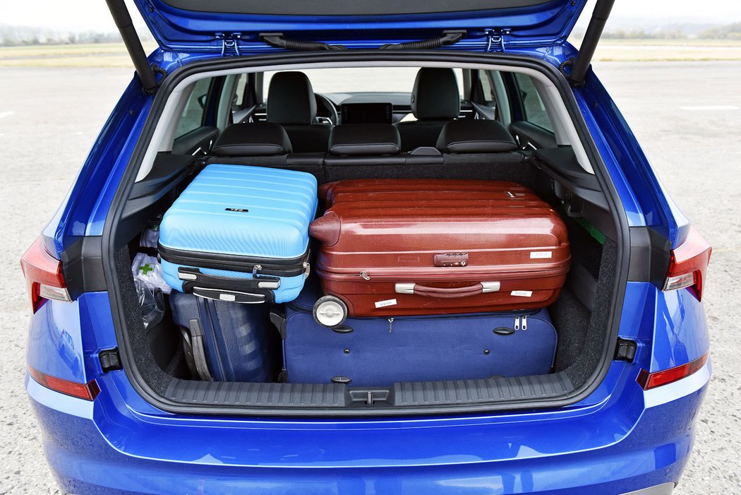 Velká zavazadla musejí ležet v kamiqu na šířku, ve srovnání s fabií je menší také výška pod roletu. Tři střední kufry se nevešly.