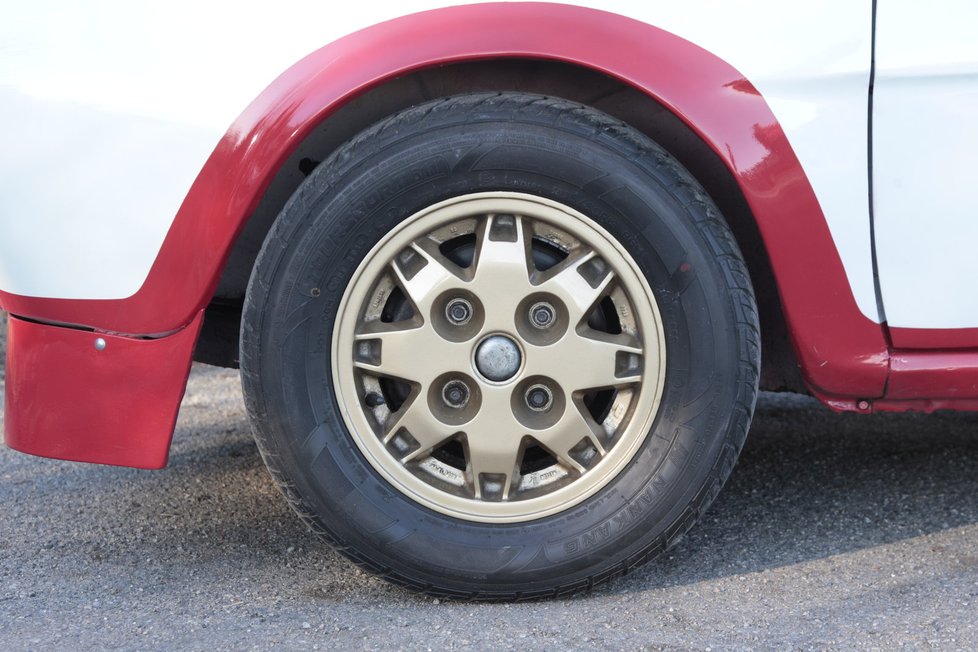 Jedním z nejtěžších úkolů prý bylo sehnat na dobové lité ráfky o průměru třinácti palců pneumatiky šířky 205 mm