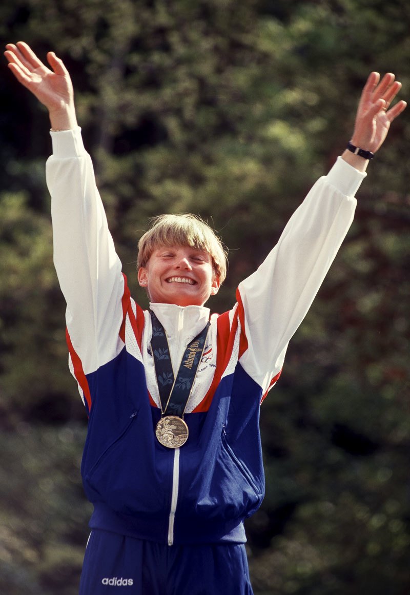 Štěpánka Hilgertová se raduje ze zlaté olympijské medaile v americké Atlantě v roce 1996