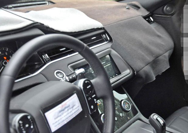 Špioni nafotili interiér nového Range Roveru Evoque. Podívejte se na největší změnu