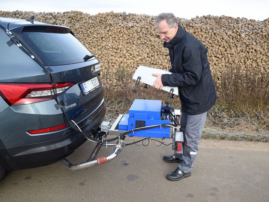 Škoda Auto používá mobilní zařízení pro měření emisí od americké fi rmy Sensors. Podobná dělá třeba i Horriba, MAHA či AVL. Cena je však vždy vysoká - minimálně čtyři miliony korun.