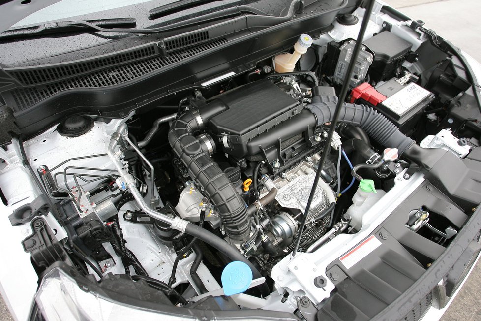 Nový turbobenzin 1.4 BoosterJet vyniká sametovým chodem a razancí, s jakou zatahuje od 1250 otáček a ve středním pásmu. Vytáčet ho není třeba. Klidným tempem umí jezdit za 6,5 l/100 km.