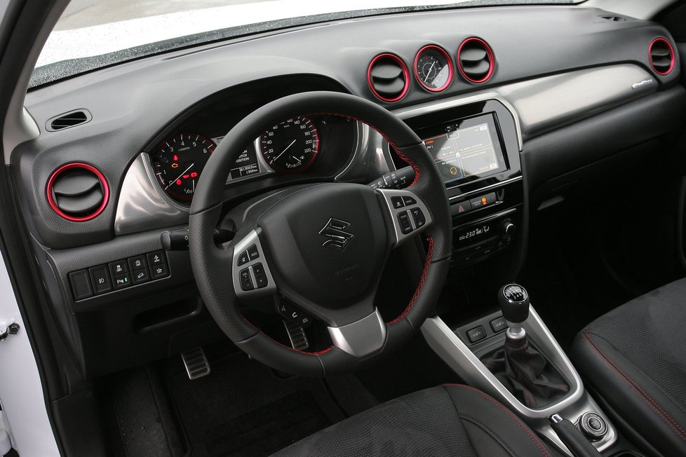 Suzuki nešetří červenou nití, kontrastní prošití najdeme na perfektním sportovním volantu, manžetě řadicí páky i pohodlných sedačkách. Laciné plasty nechávají nadále prostor ke zlepšení