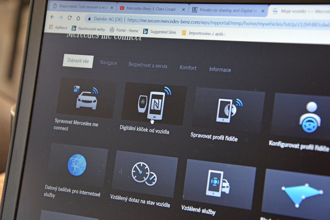 Na portálu Mercedes-me, kde máte přes internet vzdálený přístup ke svému vozu, objeví nabídka „digitální klíček od vozidla“ .
