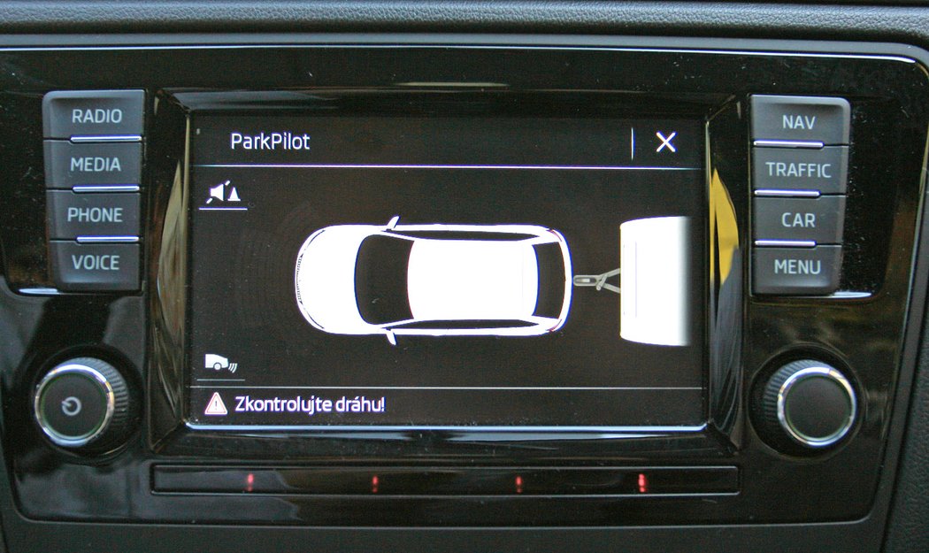 Pokud je tažné originální, samo po zapojení vleku vypne parkovací senzory a v případě našeho rapidu též trvale deaktivuje stop-start.