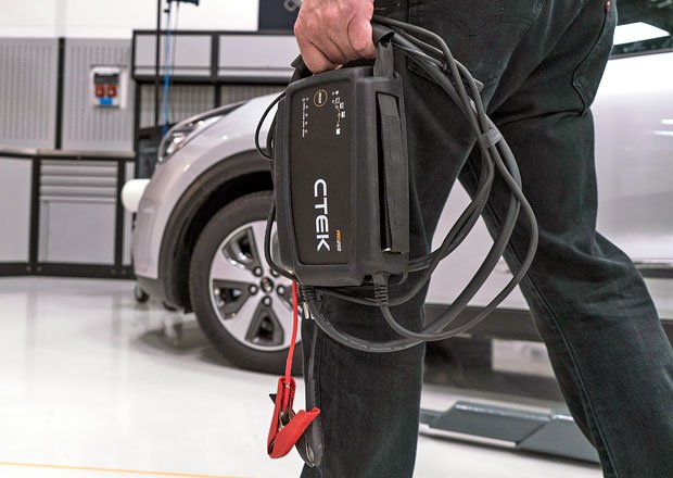 Nespolehlivost baterií moderních aut: Jak je to ve skutečnosti s jejich výdrží?