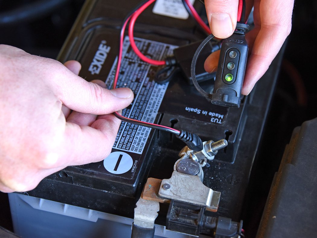 Kdo nechce pro každé nabíjení chodit pod kapotu, může si namontovat konektor a vystrčit jej třeba u stěračů. Perfektně utěsněný CTEK Comfort Indikator Eylet má i trojici diod – když bliká zelená, má vaše baterie nad 12,5 V.