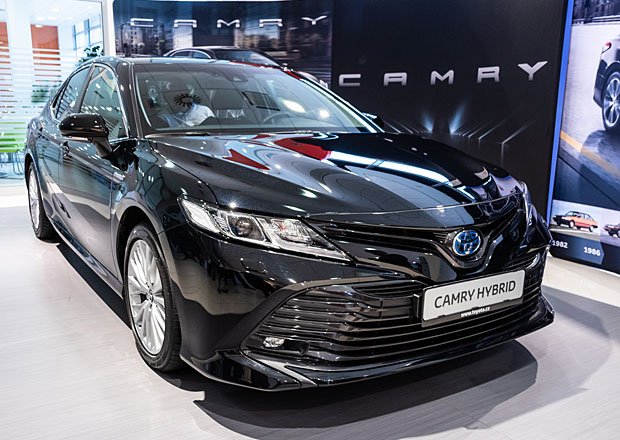 Toyota Camry má český ceník. S hybridem vyráží do boje proti Superbu či Passatu